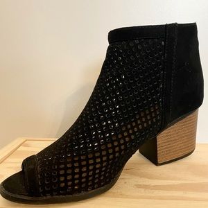 Women’s, size 7- Cut our peep toe booties
